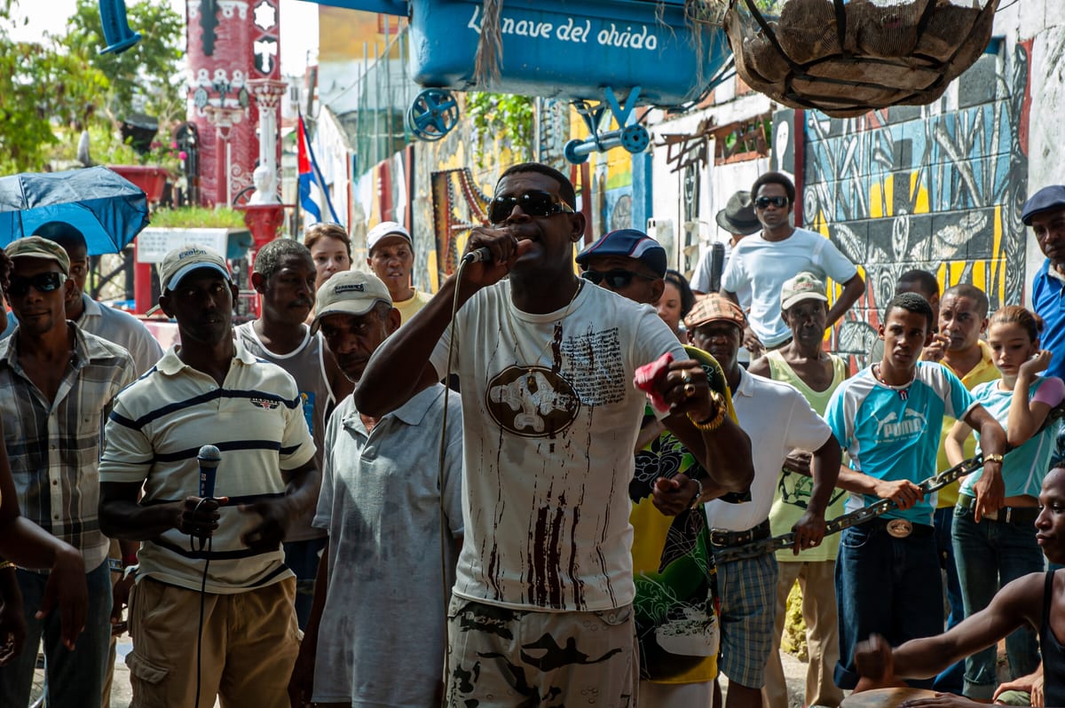 Singer in Callejon de Hamel, Havana