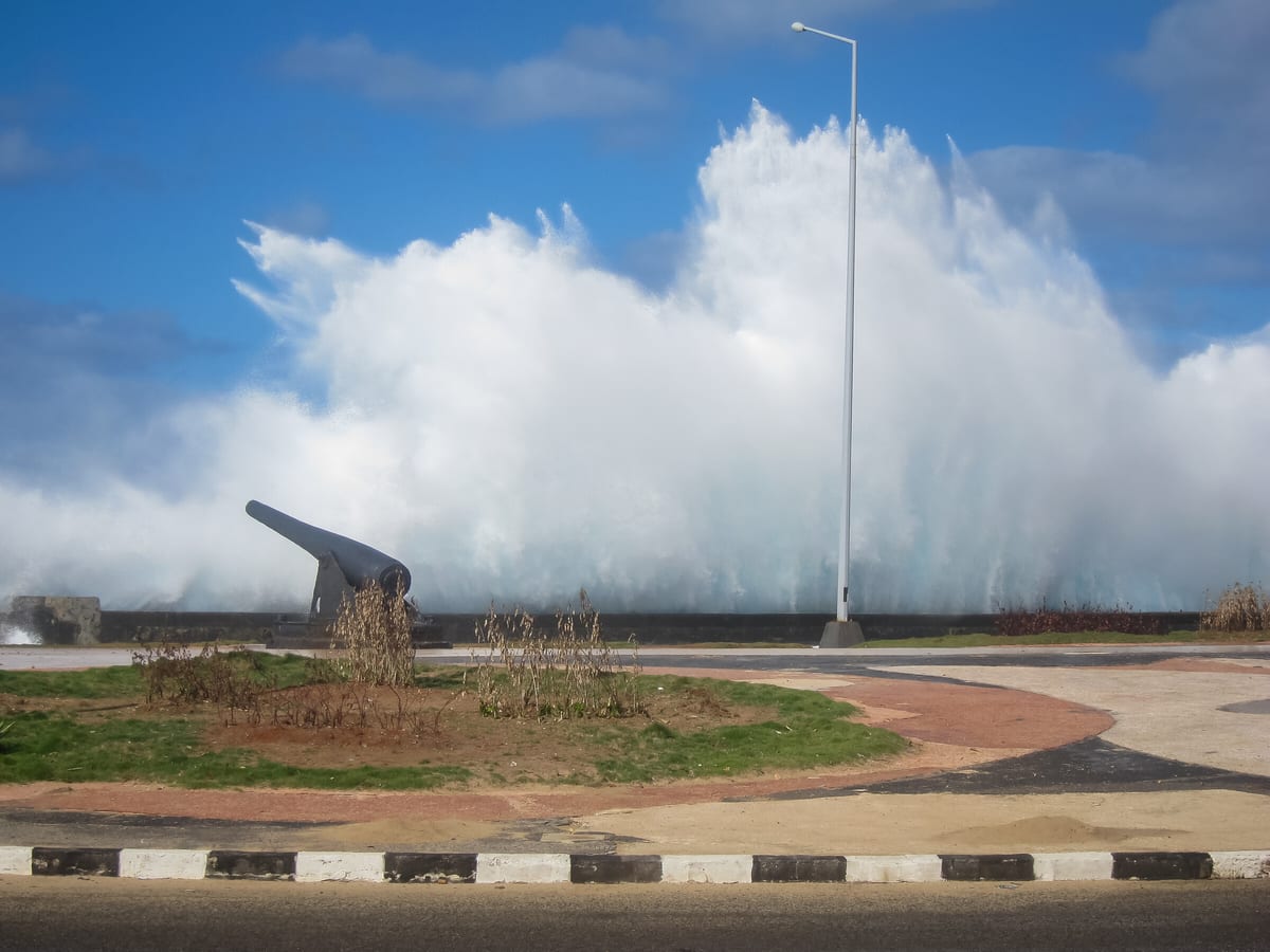 Waves crashing on the Malecon