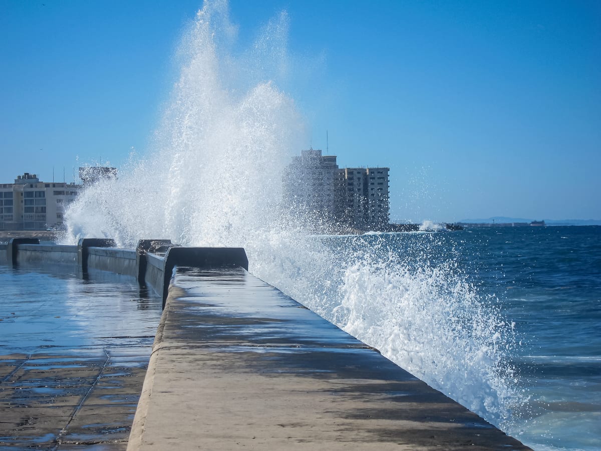Waves crashing on the Malecon